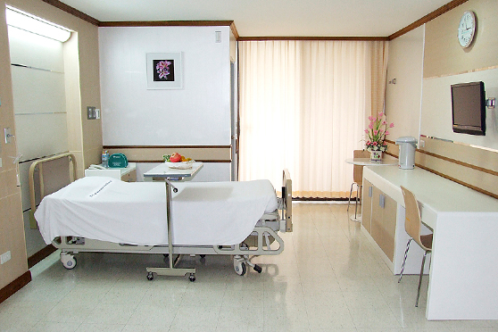 Yanhee Hospital Bangkok - patient room